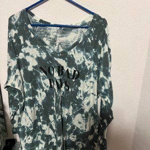 Torrid tye-die V neck long sleeved "No Bad Days" long sleeved top size 3